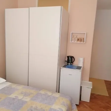 アパート And Guscic *