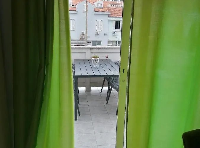 Apartment And Room Guscic